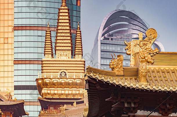 京an佛教寺庙上海中国包围现代高层建筑