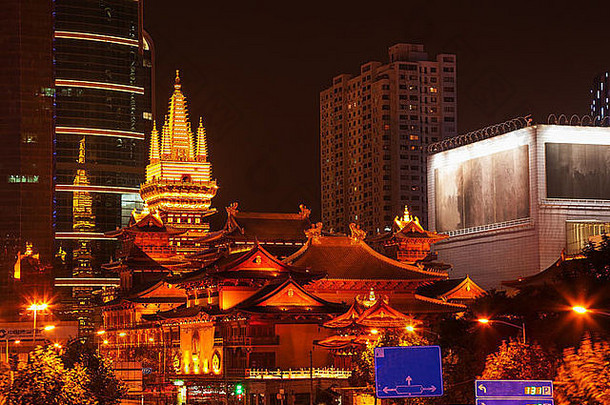 金寺庙屋顶前静宁静寺庙中央上海中国最富有的佛教寺庙上海晚上