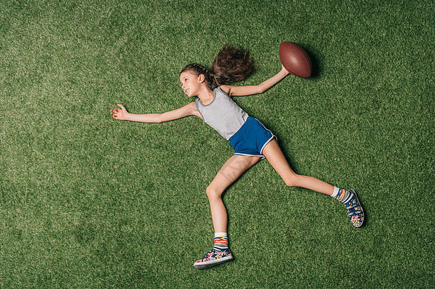 前视图运动型女孩扔橄榄球球草体育运动孩子们概念