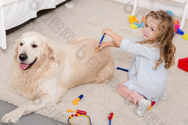 高角视图可爱的孩子假装兽医检查金寻回犬孩子们房间