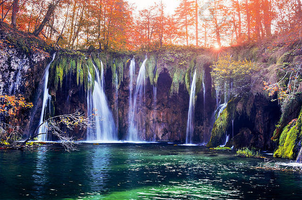 令人惊异的瀑布纯蓝色的水特湖泊橙色秋天森林背景特国家公园克罗地亚景观摄影