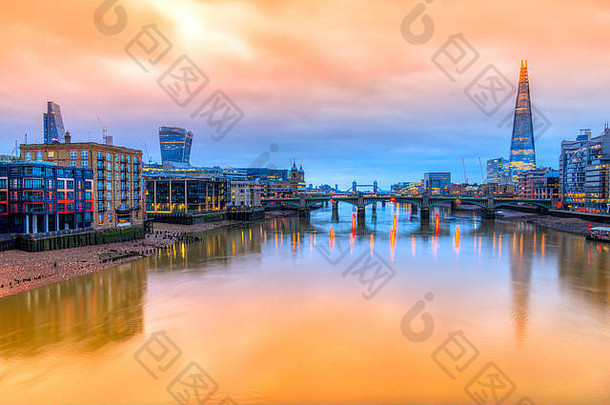 美丽的日出泰晤士河河碎片塔桥金融区伦敦