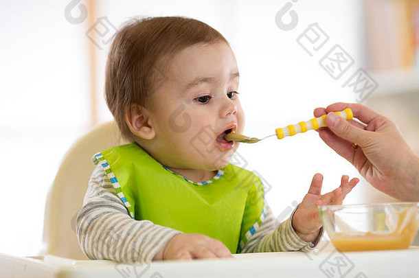 婴儿吃食物妈妈。