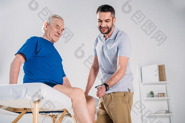 康复治疗师反射锤检查高级男人膝盖按摩表格