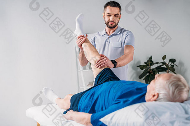 肖像康复治疗师按摩高级男人腿按摩表格