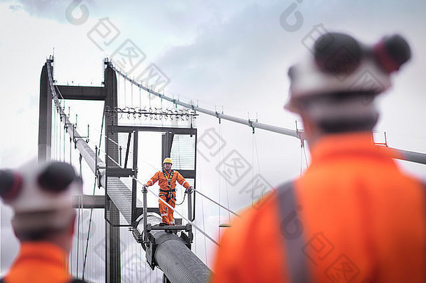 桥工人看同事电缆悬架桥亨伯河桥建