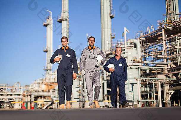 工人走石油炼油厂