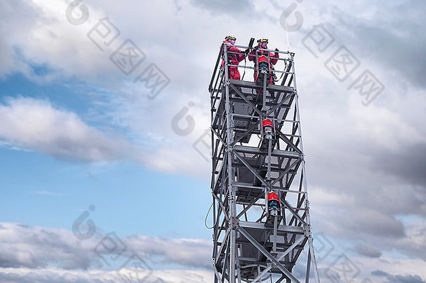 塔工人离岸广播塔风电场低角视图