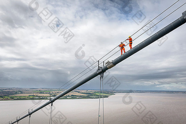 桥工人工作电缆悬架桥亨伯河桥建