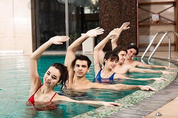 微笑年轻的人锻炼教练水有氧运动游泳池