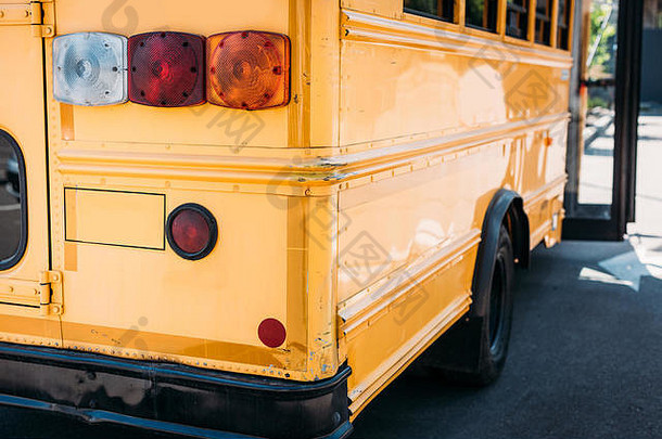 后视图传统的美国学校公共汽车