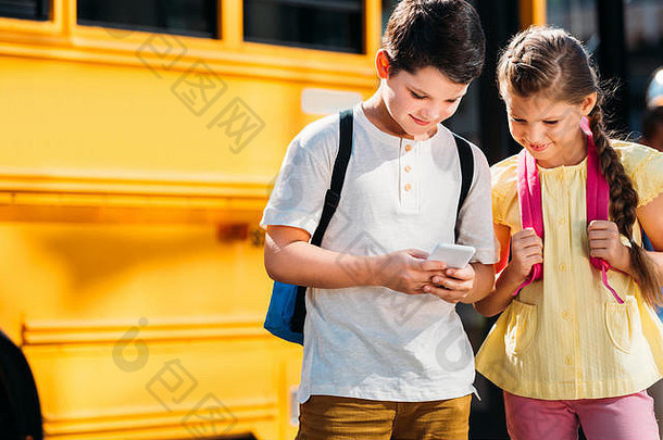 可爱的学者智能手机前面学校公共汽车