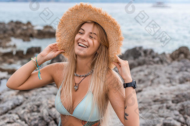 快乐美丽的女孩比基尼前稻草他海滩黑山共和国