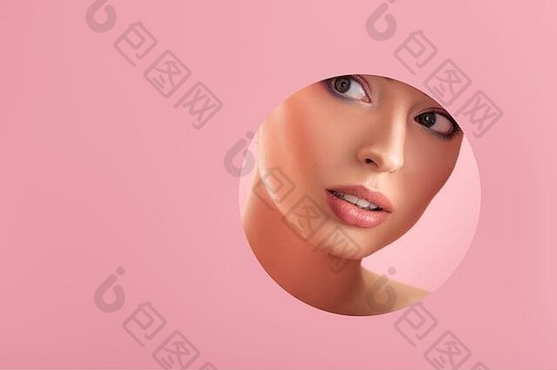 肖像美丽的女人闪亮的化妆纸轮洞孤立的粉红色的