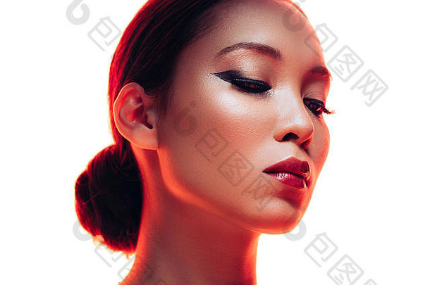 浅黑肤色的女人亚洲女人化妆红色的光孤立的白色