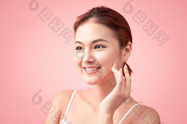 肖像美丽的皮肤护理女人享受放松触碰脸粉红色的背景