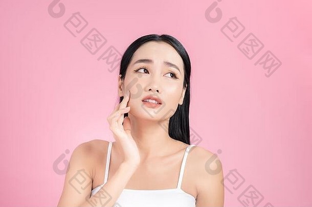 肖像美丽的亚洲女人自然使触碰脸自然皮肤
