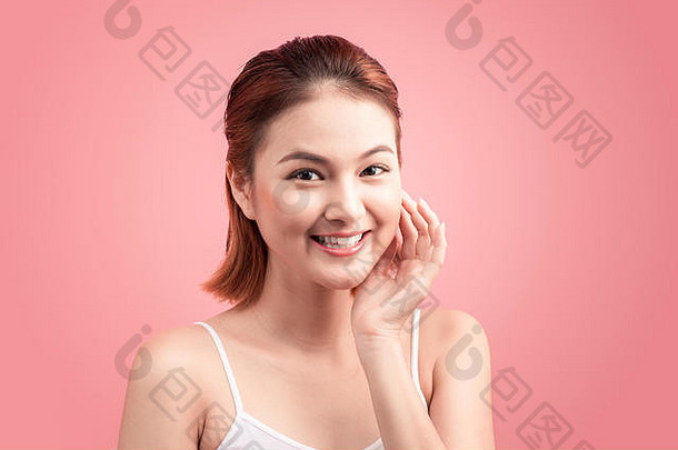 肖像美丽的年轻的亚洲女人完美的皮肤粉红色的背景