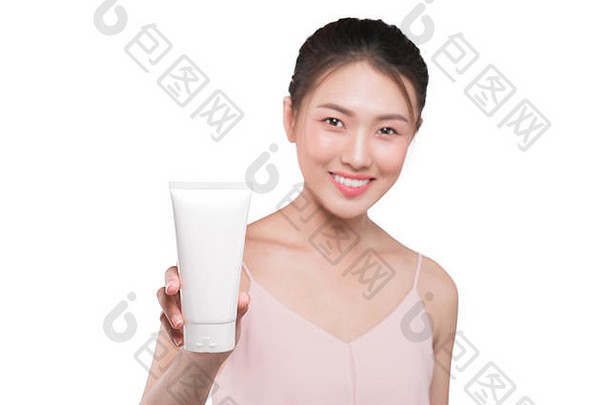 华丽的亚洲女人微笑持有脸奶油工作室拍摄水平