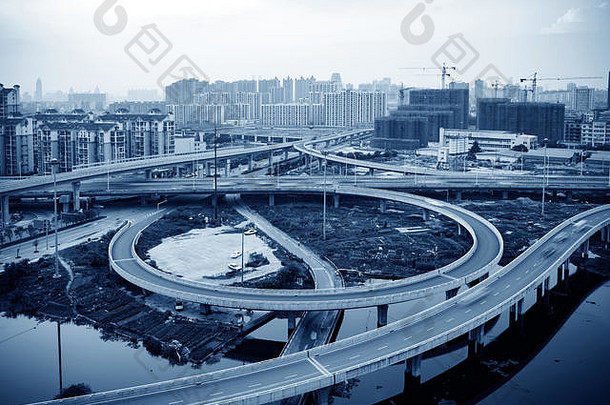 空中视图现代城市高架桥蓝色的色调