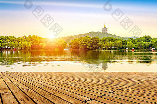 杭州风景宝塔西湖湖畔黄昏