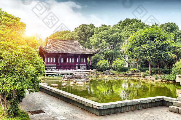 传统的中国人古老的建筑池塘浮萍