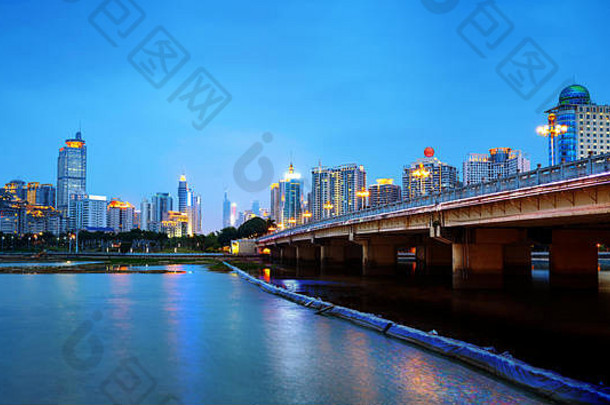 晚上城市天际线桥穿刺越南湖南宁中国