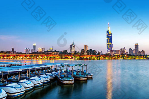 南京玄武湖金融区建筑景观晚上