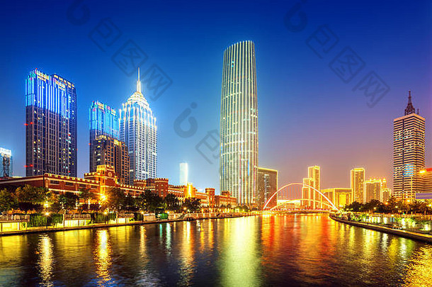 照亮城市海滨市中心天际线海河河天津中国