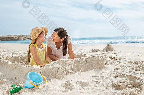 妈妈。女儿使沙塔海滩