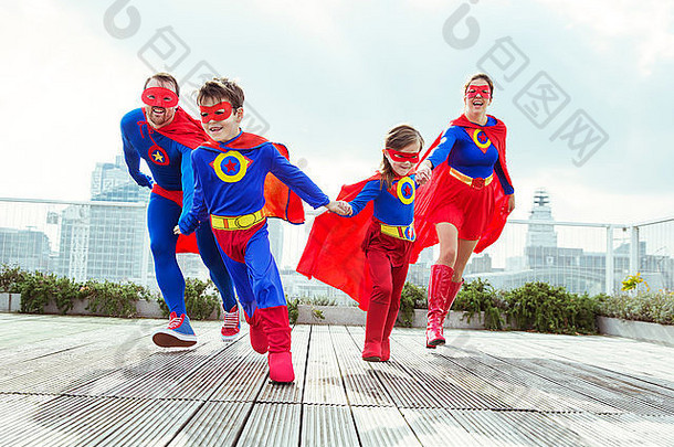 超级英雄家庭玩城市屋顶