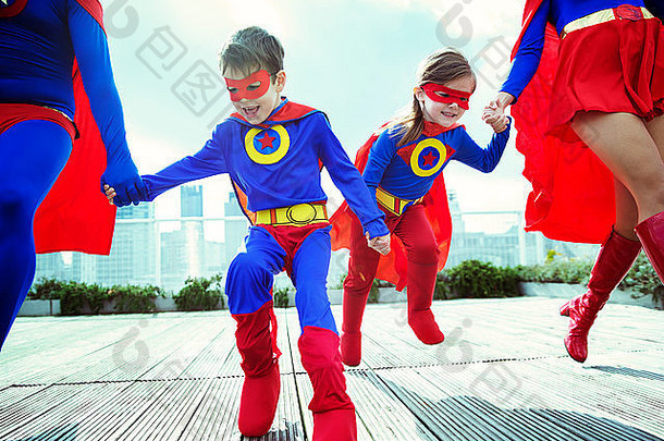 家庭超级英雄运行城市屋顶
