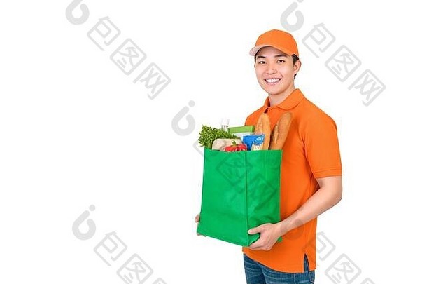 微笑亚洲交付男人。携带食品杂货购物袋工作室拍摄孤立的白色背景