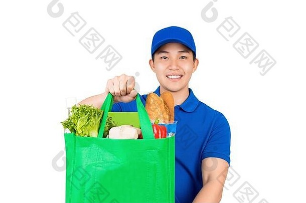 微笑英俊的亚洲交付男人。持有杂货店购物袋给客户孤立的白色背景
