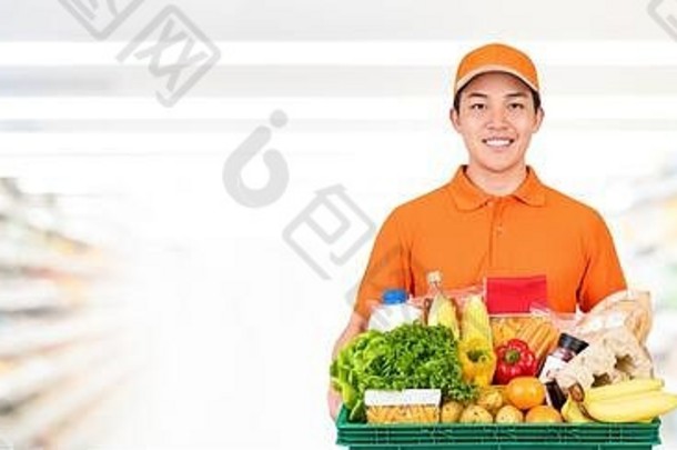 卫生微笑亚洲交付男人。携带杂货店托盘盒子超市横幅背景