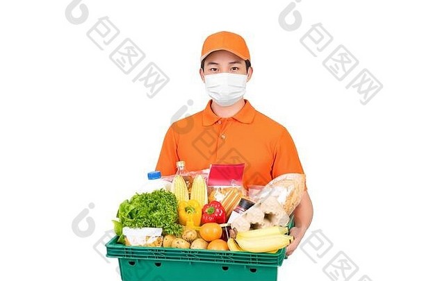 卫生男人。穿医疗面具携带超市杂货店托盘盒子提供首页交付服务孤立的白色背景
