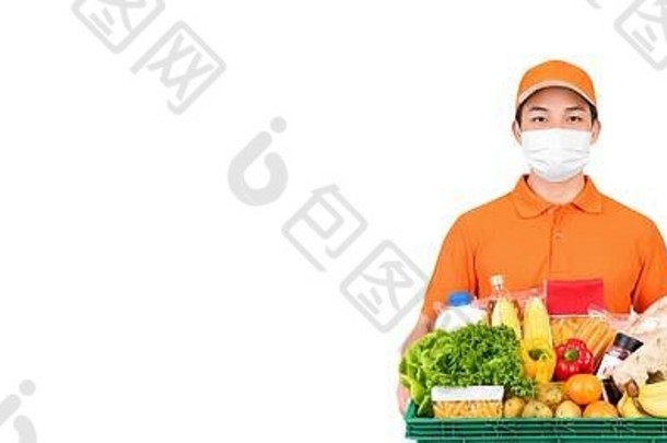 超市交付男人。穿医疗面具持有食物食品杂货篮子孤立的白色横幅背景复制空间