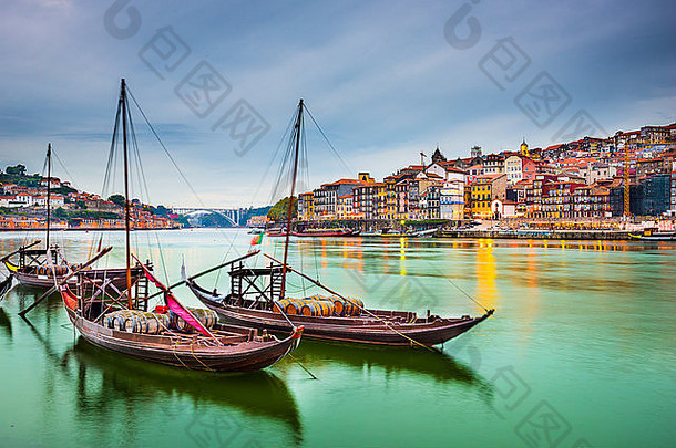 港口葡萄牙小镇城市景观杜罗河传统的rabelo船