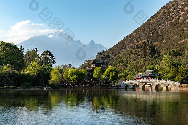 丽江小镇场景黑色的龙池公园玉龙山背景丽江中国