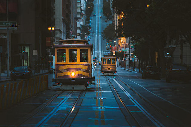 神奇的《暮光之城》视图历史电缆汽车骑著名的加州街黎明日出三旧金山加州美国