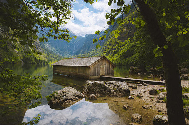 全景视图传统的木船房子风景优美的湖奥伯湖美丽的一天蓝色的天空云夏天巴伐利亚德国