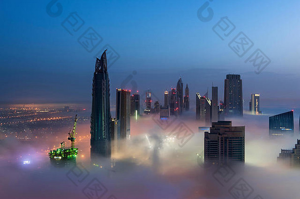 视图照亮摩天大楼云迪拜曼联阿拉伯阿联酋航空公司