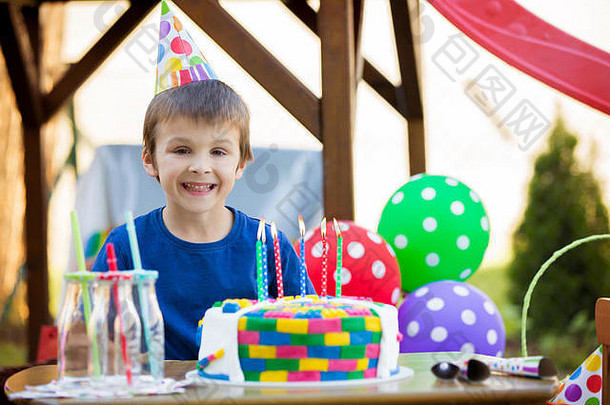 甜蜜的孩子男孩庆祝第六生日蛋糕气球蜡烛饼干童年幸福概念