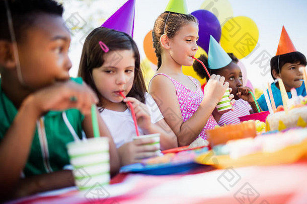 孩子们喝稻草生日聚会，派对