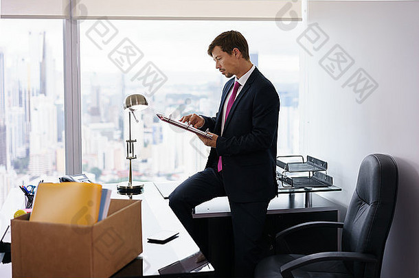 商人最近聘请了企业工作移动办公室需要文件夹盒子读取文档