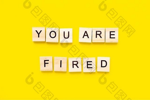 单词解雇了木块刻字前黄色的背景人类资源管理招聘招聘概念