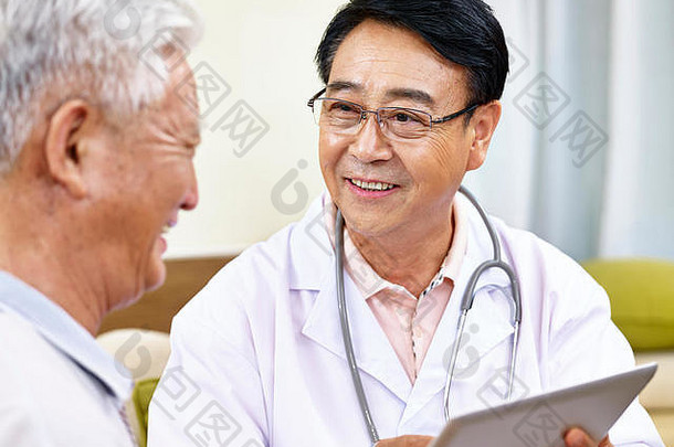 亚洲医生会说话的高级病人快乐微笑