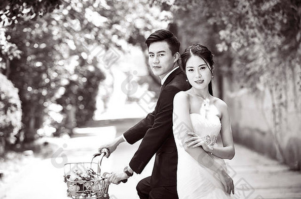 新结婚的人亚洲新娘新郎采取图片自行车黑色的白色
