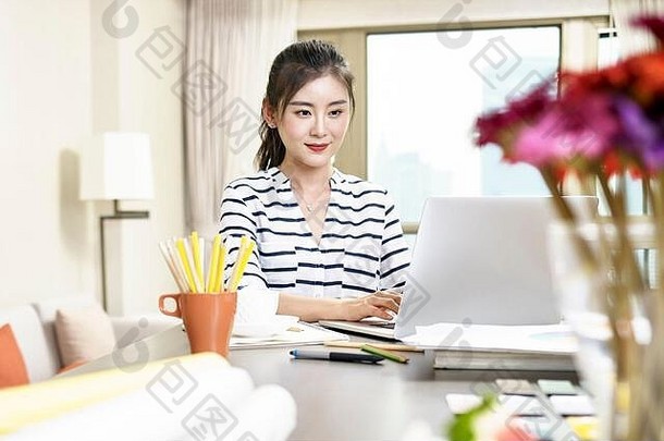 年轻的亚洲业务女人工作首页移动PC电脑