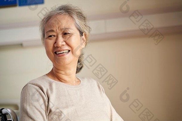 肖像亚洲女人坐着轮椅护理首页快乐微笑